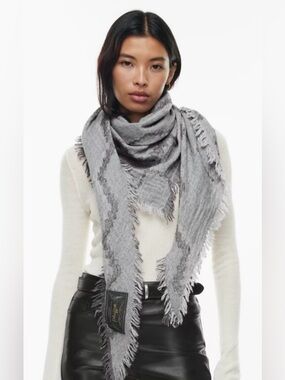 Wilfred Diamond Mosaic Triangle Scarf Grey
New condition - worn once